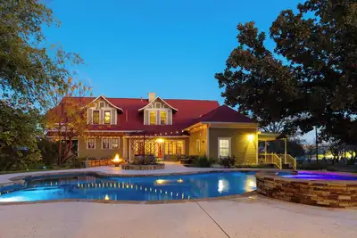 Image de 1906 Haus Stay for 13 with Access to Pool  Hot Tub