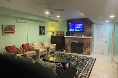 Image de Spacious 3-bedroom basement with full kitchen in charming Alexandria