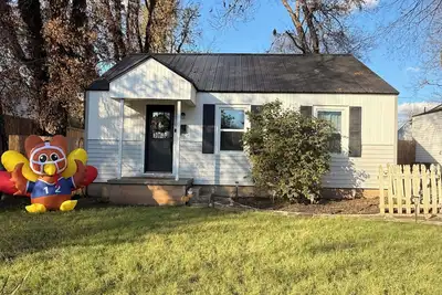 Image de Walk to Ou! Updated Home with Large Fenced Yard
