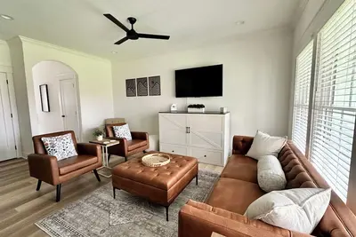 Image de New Upscale 3br Townhome • 12 min to Liberty • Sleeps 8 • Screened-in Porch