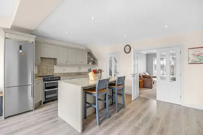 Image de Lovely 3 bed house in leafy Dublin suburb, all amenities included.
