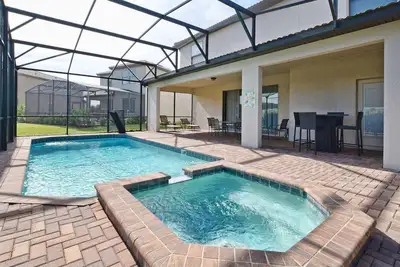 Image de 8br Home for 18 w/ Private Pool – Windsor