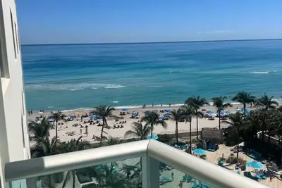 Image de Beachfront 2br at The Tides - Great Views