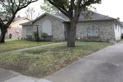 Image de Charming 3br with Private Office - 30 Day Stays