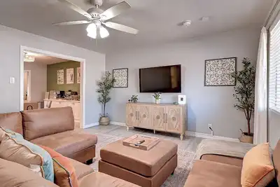 Image de Tempe 4 Bdrm w/ Game Room and Coffee/Espresso Bar!