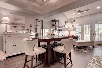 Biltmore 2-bdrm on golf course, dining & shopping!