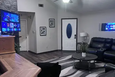 Image de Peace and privacy in this entire 3 Bed 2/Bath duplex!