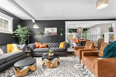 Image de Roomy Central Hub • Games, Fire Pit & Downtown Fun