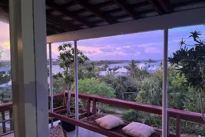 Architect’s Bermuda home and pool house