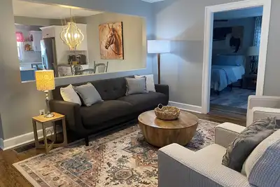 Image de Charming farmhouse 4 miles to Kentucky Horse Park.