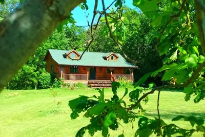 Image de Chestnut. . . 3 bedroom, 2 bath Log Cabin with outdoor hot tub jacuzzi. . . sleeps 10