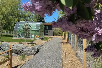 Image de Modern Executive Retreat with Garden Charm 2br/2ba