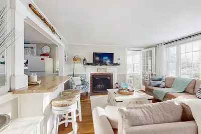 Image de Cozy Cape Cottage w/ large yard, outdoor shower & close to beaches & attractions