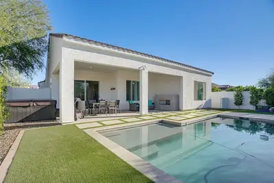 Image de Hot Tub & Community Perks! Sleek Goodyear Retreat