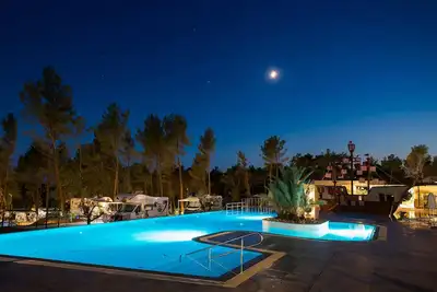 Image de Charmante caravane à Vabriga avec piscine extérieure