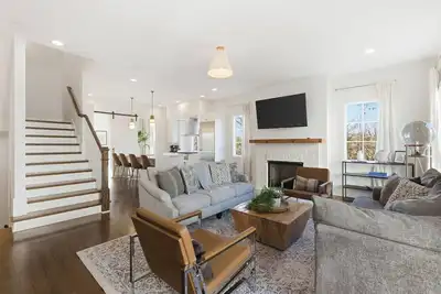 Home Near Vanderbilt & Belmont with Garage + Pool Table