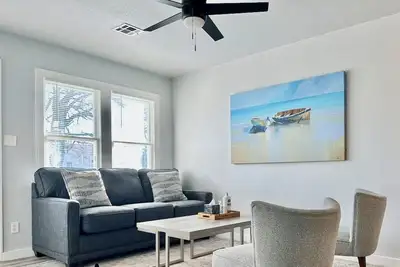 Image de 2br Apt | 7 min to Integris Baptist Medical | Kitchen, Wi-Fi, Free Parking #41a