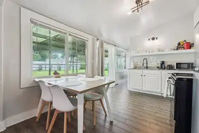 Image de 2br Apt | 5 min to Rose State College | Kitchen, Wi-Fi, Free Parking #L2