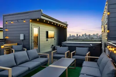 Image de City View Home with HotTub, Rooftop, Arcade Game, and Parking