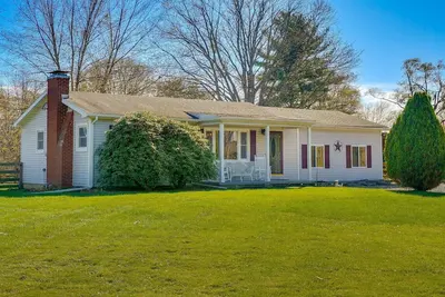 Image de Hocking Hills Hideaway with Hot Tub and Games