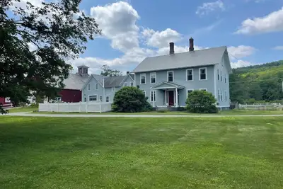 Image de Beautiful 4 bedroom farmhouse- sleeps 8, jacuzzi tub, amazing kitchen