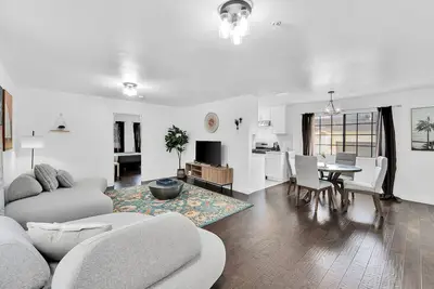 Image de Heart of Dt Alhambra Walk to Starbucks Restaurants Near Dtla D