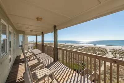 Image de Dolphin's Watch: A stunning oceanfront 4br retreat in Supply, Nc, perfect for 10 guests.