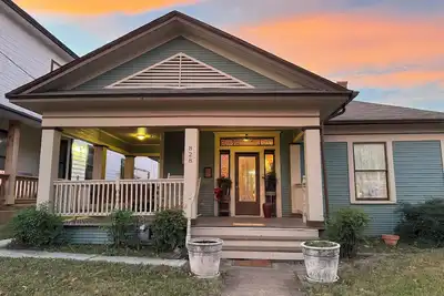 Image de Vintage Charm in Bishop Arts, beautiful energy, 1930 Craftsman