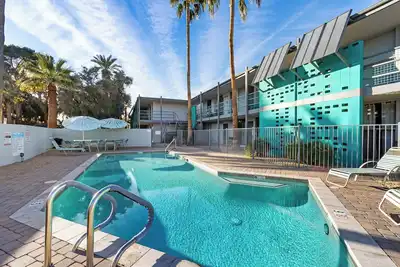 Image de Mid Century Retreat with Pool in Old Town, one dog welcome!