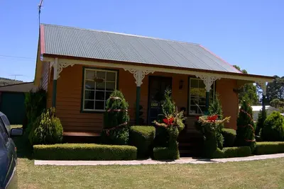 Image de \"Grand Ole Topiary\" Country Cottage' Accommodation. Railton Tasmania