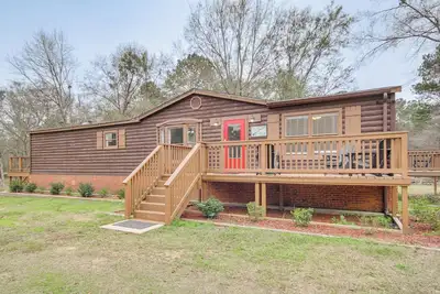 Image de Lakeside Retreat w/ Yard: Quiet Mississippi Cabin