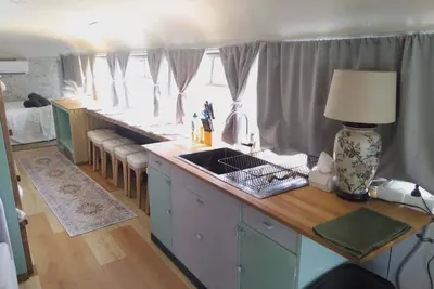 Image de Une ferme de bus vintage de Bedford pour faire du glamping sous les étoiles