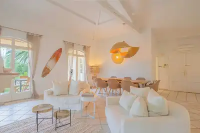 Image de Villa spacieuse avec piscine et climatisation pour 8 personnes – Vue sur mer