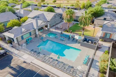 Lakeside Villa Apt • Dog Park • WiFi • Laundry