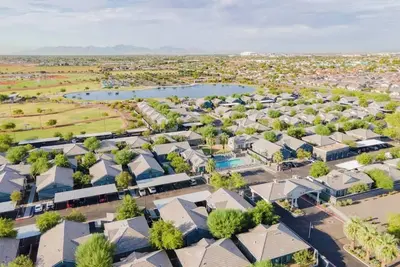 Image de 2 Br Villa• Dog Park • Lake• WiFi • Laundry • Pool