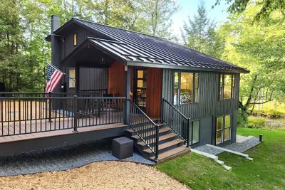 Image de Willow Falls Home ~ Hot Tub & Waterfront