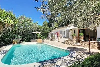 Image de villa au calme  avec piscine  située dans un domaine privé à 900 m du centre