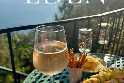 Image de Minutes away are the hambury gardens and the most beautiful beaches on the French Riviera