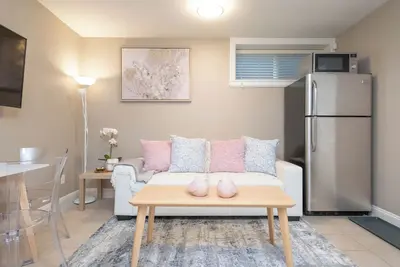 Image de Spacious Comfortable 2-Bedroom Suite Near Transit – South Vancouver