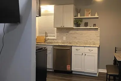 Image de Serene 3-bedroom house with Ac minutes from D. T. W. Family and pet-friendly.