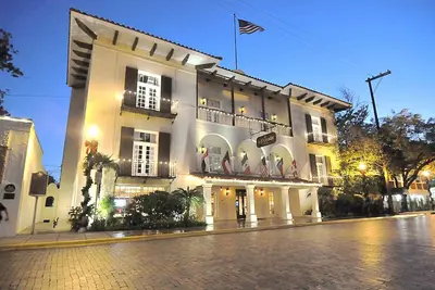 Image de Modern Comfort Near Laredo’s Historic District