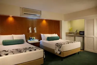 Image de Elegant Suite w/ Balcony | Free Breakfast | Onsite Pool | Near Waikiki Beach