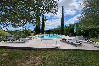 Image de Maison de vacances « Gîte Sous La Tonnelle » au Mas du tilleul, grande piscine, terrasse privative
