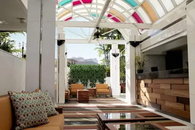 Image de Experience Waikiki’s Charm – 2 Rooms w/ Balcony | Free Breakfast | Onsite Pool