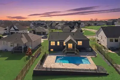 Image de New spa-like home, Pool, sauna, hot tub, exercise room, sleeps 14, 3 baths.