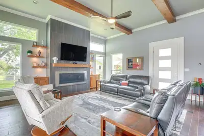 Image de Granbury`s Favorite Luxury Lakefront Getaway!