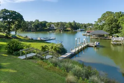 Image de Peaceful home with dock, kayaks and sunset views