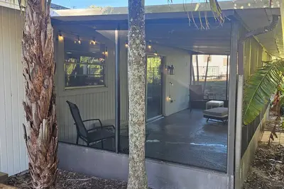 Image de Secluded 2-bedroom Island charming Palm Tree Bokeelia house w/ Golf Cart, Canoe
