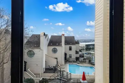 Image de Elegant Lakefront Condo Showcasing Spectacular Views.