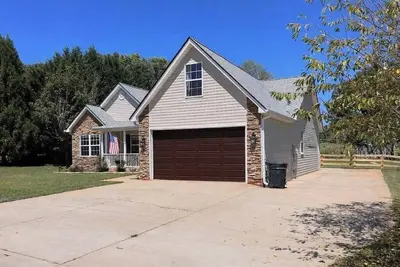 Image de A relaxing three-bedroom house in Blue Ridge.